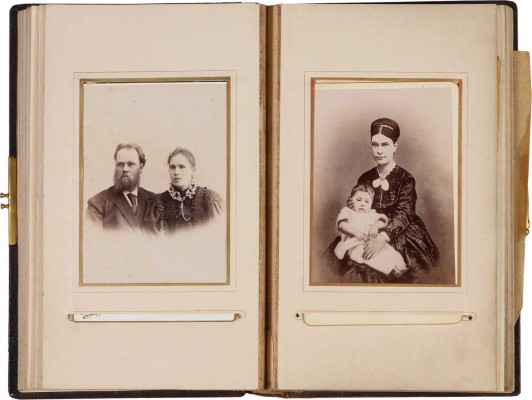 Семейный альбом фотографий из архива художника Анатолия Алексеевича Толоконникова. Всего 42 фотографии конца XIX   начала XX вв. [15] л.; 28 x 17 см Большинство фотографий наклеены на паспарту.  Альбом вложен в холщовый мешок. Цельнокожаный переплет. На передней крышке конгревным тиснением мотивы растительного орнамента. Металлические застежки. Составные форзацы из бумаги с имитацией муара. Золотой обрез. Хорошая сохранность. Надрыв в нижней части корешка